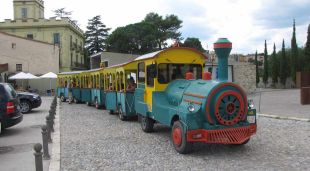 El tren turístic passant per davant el Pont Vell
