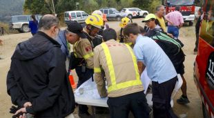 Un grup de voluntaris rebent indicacions de Bombers