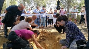 Dues arqueòlogues treballant amb les restes del 'soldat desconegut' de Cassà de la Selva