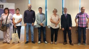 Joan Maria Pou (tercer per l'esquerra) en el moment de l'hometatge