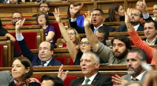 Els grups de l'oposició del PSC i del PP protestant a ple