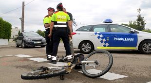 En primer terme, la bicicleta implicada en l'accident i al fons agents dels Mossos i de la Policia Local de Sils