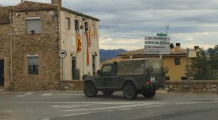 Un vehicle militar creuant Llers