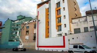 El mural de l'argentí Elian Chali a la plaça Espanya de Girona