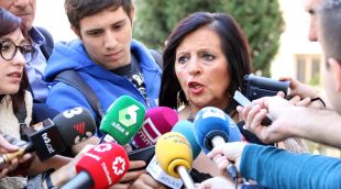 Pilar Abel atenent als mitjans de comunicació a la sortida del judici