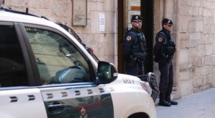 Agents de la Guàrdia Civil a l'exterior de la seu d'Agissa, situada al carrer Ciutadans de Girona, avui