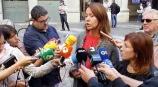 L'alcaldessa de Girona, Marta Madrenas, atenent els mitjans aquest matí