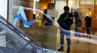 La Guàrdia Civil registrant la seu d'Agissa al carrer Ciutadans de Girona, aquest matí