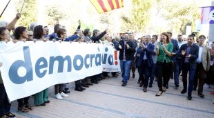 L'alcaldessa de Girona i l'alcalde de Palafrugell arribant al Palau de Justícia