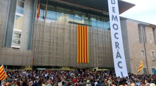 La gran pancarta amb el lema 'Democràcia', que s'ha despenjat
