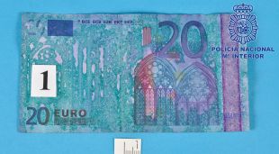 Bitllet de 20 euros tintat intervingut per la policia espanyola