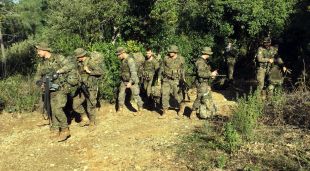 Un grup de soldats durant la marxa d’enduriment al camí que porta cap al Santuari dels Àngels (arxiu)
