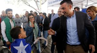 El conseller d'Empresa, Santi Vila, parlant amb un nen que porta una estelada, avui a Figueres
