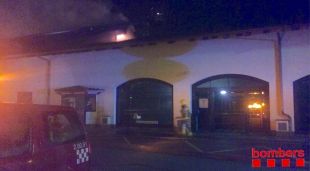 Els bombers treballant ahir en l'incendi al Viena