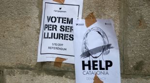 Cartells en suport al referèndum a Girona