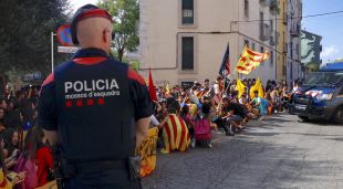 La protesta amb els estudiants de fons i un mosso davant vigilant