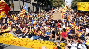 Un instant de la manifestació de 2.500 estudiants dels carrers de Girona