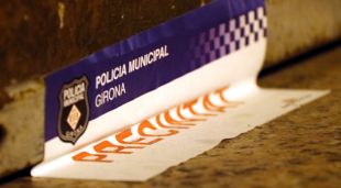 El precinte de la Policia Local de Girona al local de l'Ajuntament on es guarden les urnes