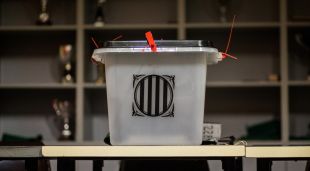 Una de les urnes en el pavelló de Sant Julià de Ramis, on votarà el president de la Generalitat