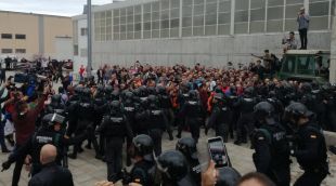 Els agents de la Guàrdia Civil aplicant la força contra els concentrats