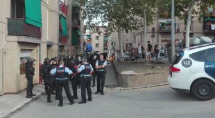 Els Mossos d'Esquadra i Policia Nacional fora el col·legi electoral de Vila-Roja després dels aldarulls