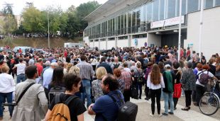 La gent concentrada a l'exterior del pavelló de Palau de Girona