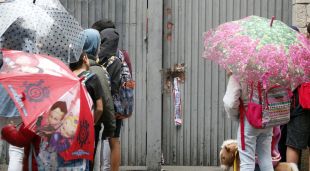Alumnes del col·legi Verd esperant per entrar per la porta destrossada per la policia espanyola