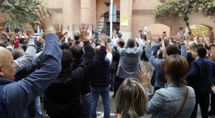 Les més de 300 persones concentrades davant la subdelegació del govern espanyol