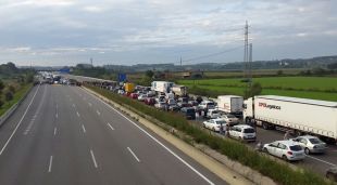 L'autopista AP-7 tallada al seu pas per Salt (Gironès)
