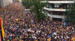 Milers de persones aplegades a la seu de la Generalitat a Girona