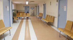 Una sala d'espera amb només un usuari al CAP Santa Clara de Girona, aquest matí