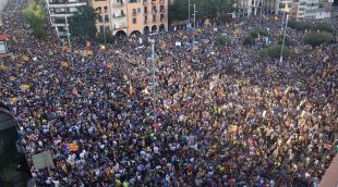 La plaça Catalunya i els carrers del voltant han quedat desbordats