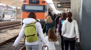 Usuaris del tren a l'estació de Girona (arxiu)