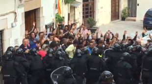 La càrrega policial que la policia espanyola ha fet amb gasos lacrimògens contra els veïns d'Aiguaviva