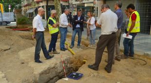 Membres del govern municipal visitant el baluard del segle XVI descobert a Blanes