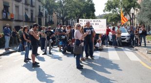 Assistents a la cassolada d'aquest 12-O a Girona, davant la comissaria de la policia espanyola