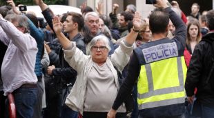 Una votant mostrant el seu rebuig a la Policia Nacional