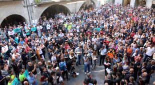 La concentració a la plaça del Vi de Girona contra l'empresonament de Sánchez i Cuixart ha aplegat 2.500 persones