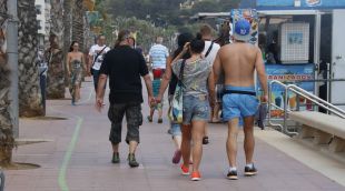 Uns turistes passejant pel passeig marítim de Lloret de Mar (arxiu)