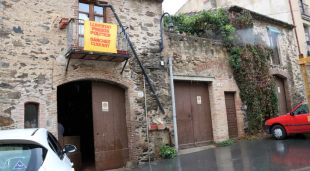 La casa d'un dels veïns d'on es van intentar endur un cartell a favor de la llibertat de Cuixart i Sánchez i van destrossar la canonada exterior