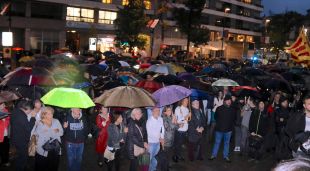 Un tram de la concentració que Girona Vota ha convocat davant de la delegació de la Generalitat a Girona