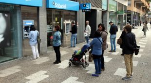 Gironins retirant diners a la sucursal que el Banc Sabadell té a Emili Grahit