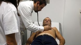 Especialistes del Trueta passant visita postoperatòria al primer pacient català amb la nova vàlvula cardíaca biològica