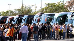Els autocars aparcats amb tota la gent que espera per pujar a dins