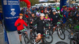 La sortida dels participants en la segona edició de l'Oncobike a Sant Gregori