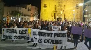 Els manifestants en contra de la presència de la Guàrdia Civil davant de l'Ajuntament de l'Escala