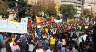 Pla general de la manifestació d'estudiants d'avui a la Gran Via de Jaume I de Girona