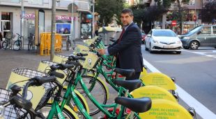 El regidor Joan Alcalà davant la nova parada de Girocleta, aquest matí