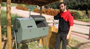 L'alcalde de Mieres, Enric Domènech, aquest octubre del 2017 amb el compostador al costat