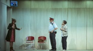 L'escenografia consistia en un gran calaix de fusta
